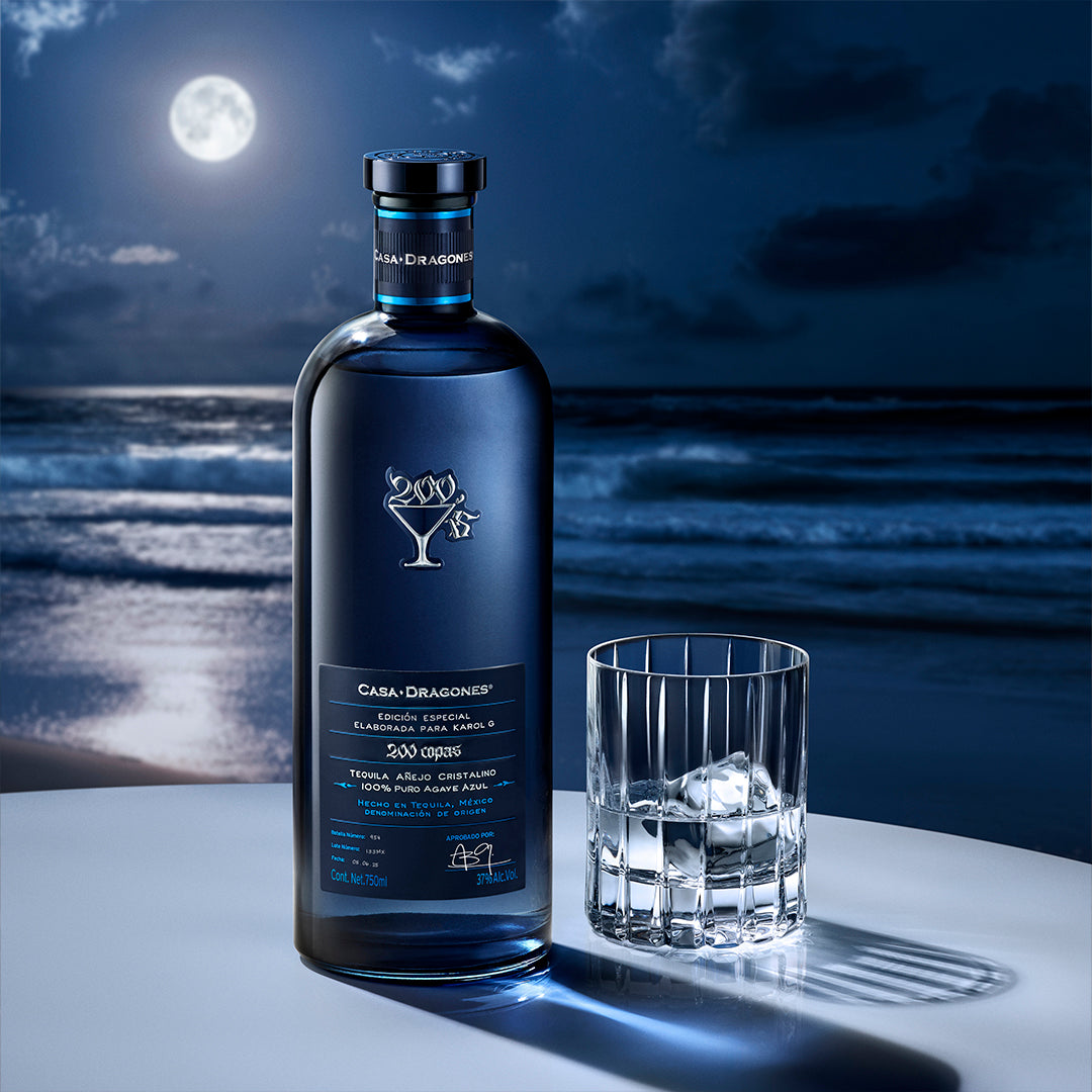 Tequila Casa Dragones Añejo Cristalino 750 ML sobre fondo elegante, destacando su claridad y etiqueta de lujo.