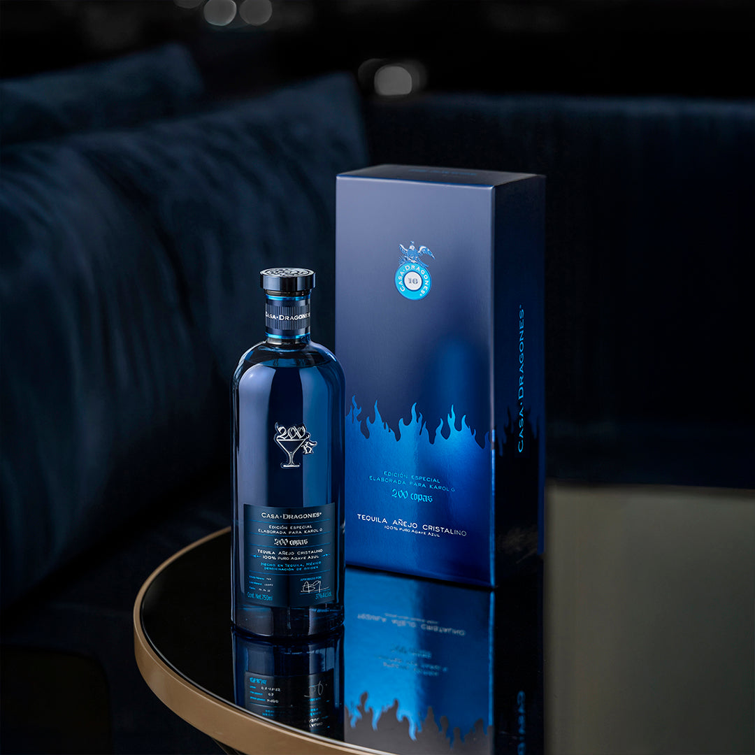 Edición limitada de Tequila Casa Dragones Añejo Cristalino 200 Copas 750 ML en botella elegante.