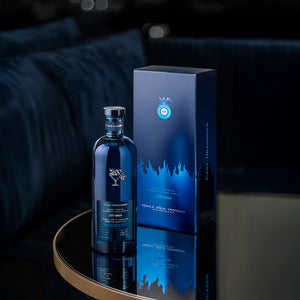 Edición limitada de Tequila Casa Dragones Añejo Cristalino 200 Copas 750 ML en botella elegante.