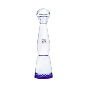 "Botella de Tequila Clase Azul Plata 750 ml, con su icónico diseño de cerámica blanca y detalles pintados a mano."