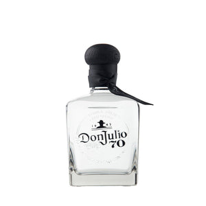 "Botella de Tequila Don Julio 70 700 ml con vaso servido y detalles de su color cristalino y elegante presentación."