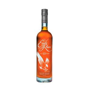 Eagle Rare 10 Year Old Kentucky Straight Bourbon Whiskey 750 ml es un bourbon estadounidense excepcionalmente elegante y galardonado, envejecido durante 10 años en barricas nuevas de roble americano carbonizado. Producido por la reconocida Buffalo Trace Distillery, este whiskey destaca por su equilibrio entre dulzura, especias y notas amaderadas, ideal para quienes buscan profundidad sin perder suavidad.

Su nombre evoca el espíritu majestuoso del águila americana, símbolo de libertad, y representa la dedic