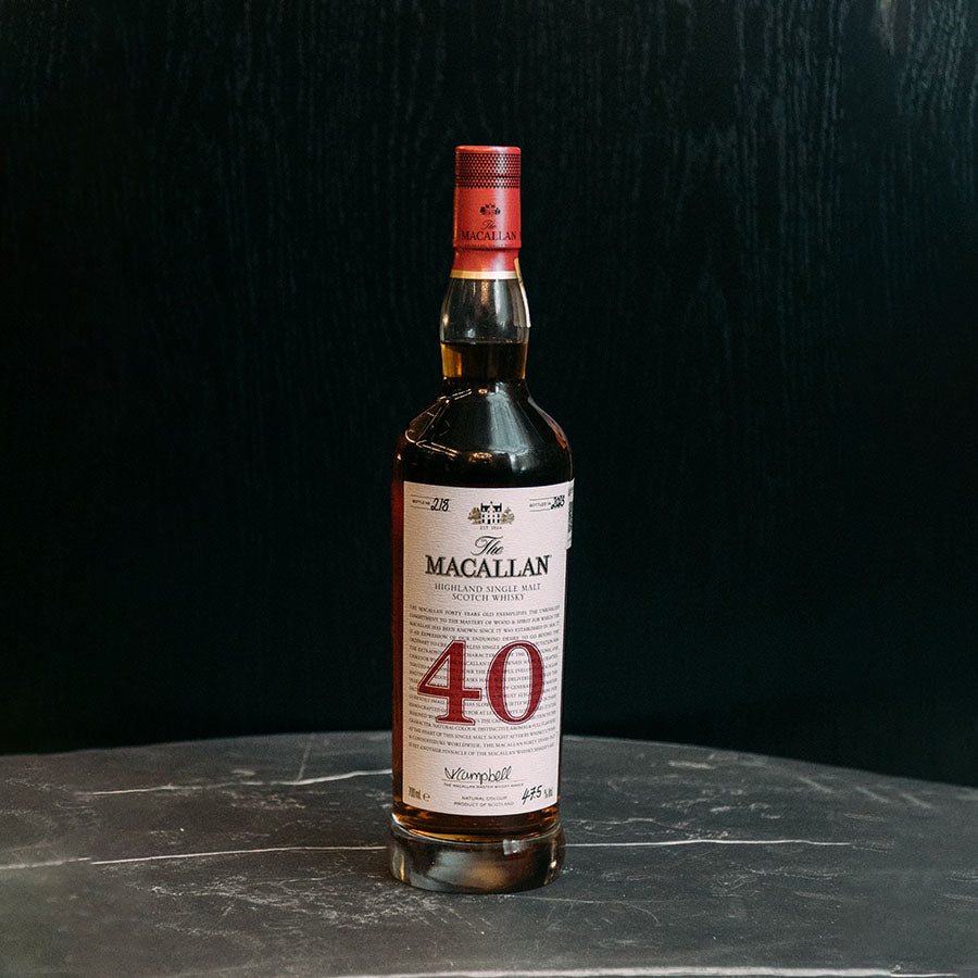 "Botella de Macallan Red Collection 40 Años 700 ml con caja de lujo, whisky de colección."

