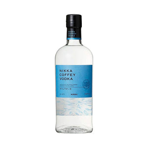 Botella de Nikka Coffey Vodka 700 ML con fondo elegante y detalles de alta gama.