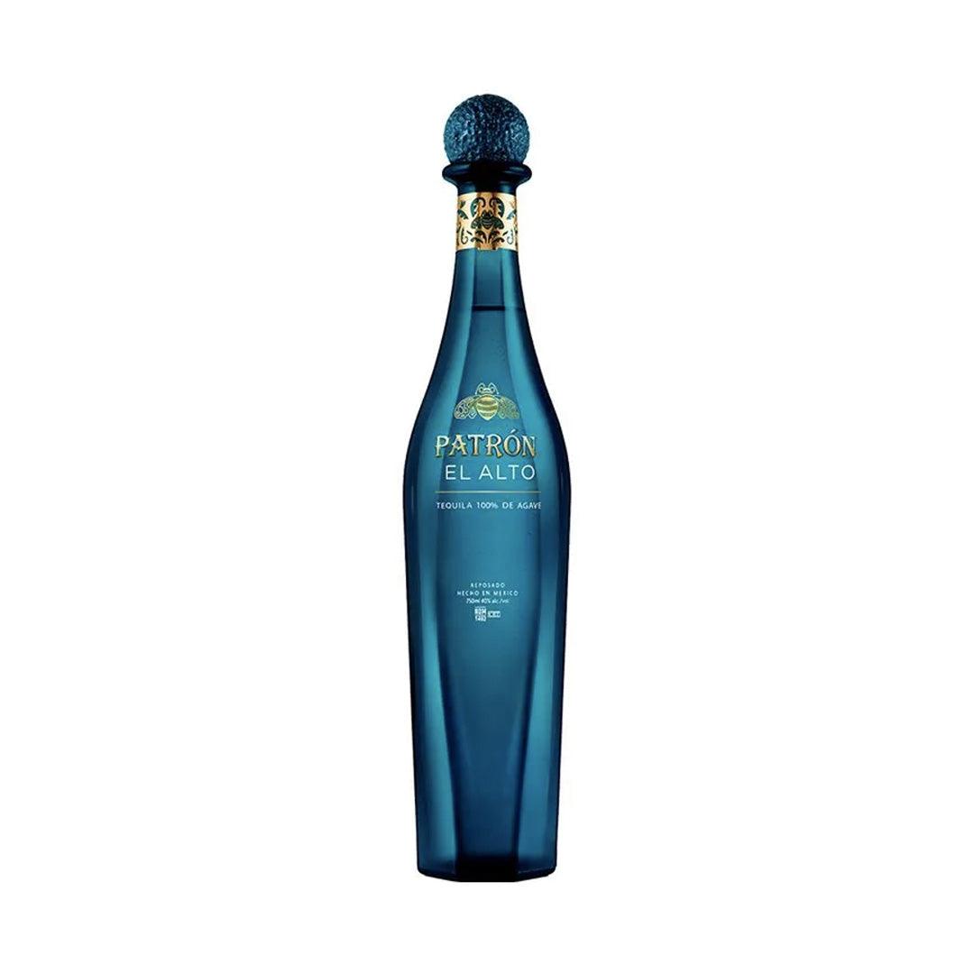 Botella de Patrón Alto 700 ML 40% con fondo elegante y detalles sofisticados.