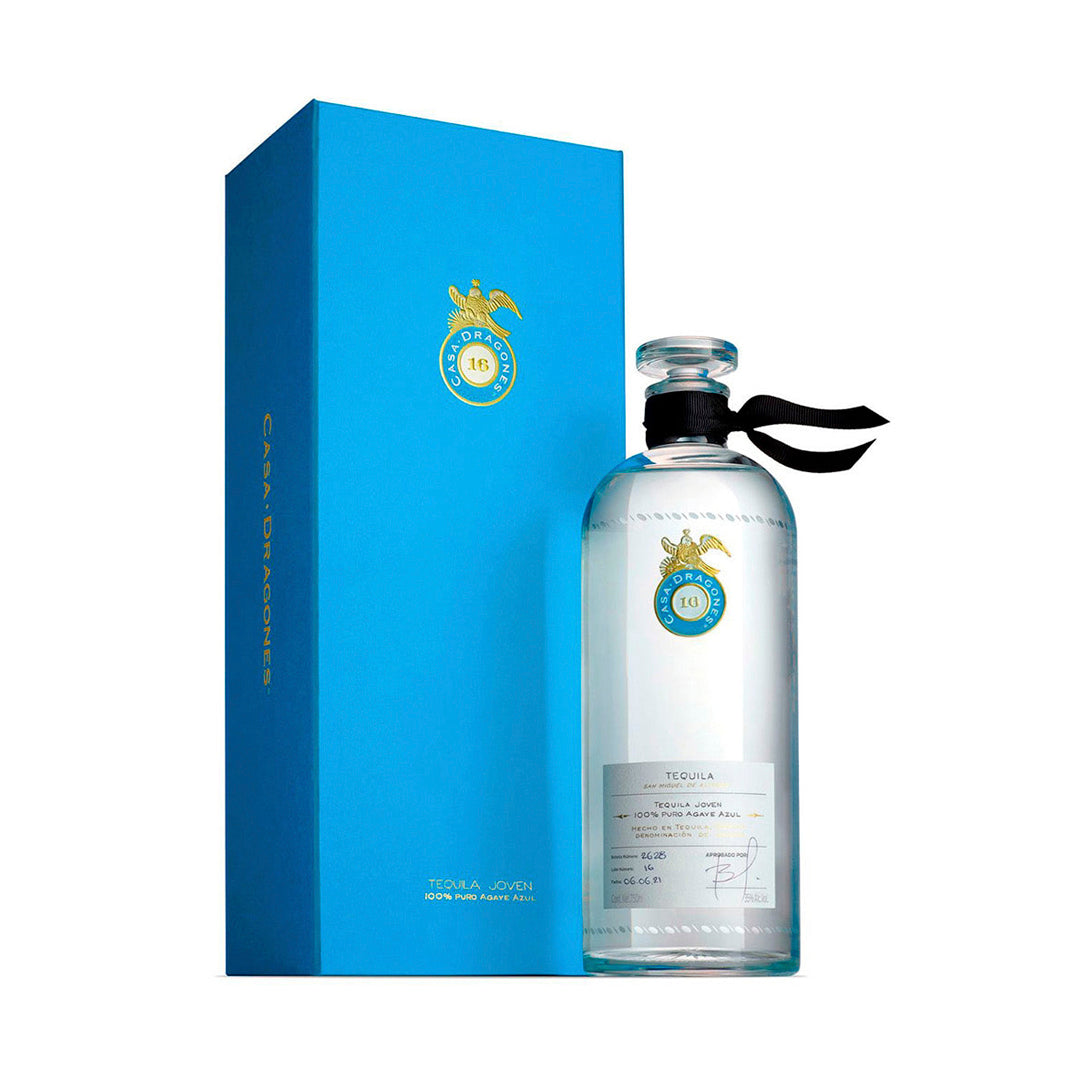 "Botella de Tequila Casa Dragones Joven 750 ml, un destilado de lujo con notas suaves y refinadas."
