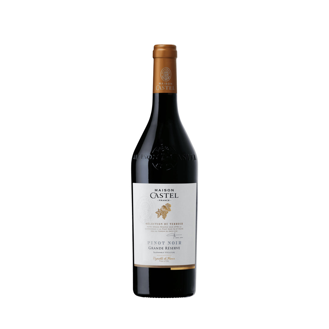 Botella de Vino Tinto Maison Castel Pinot Noir 750 ML sobre fondo elegante, destacando su color rojo brillante y etiqueta premium.