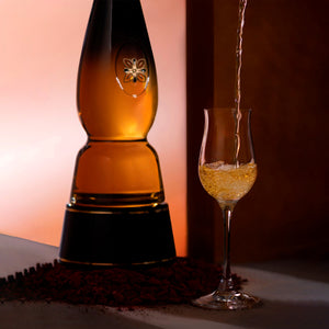 "Vista de Tequila Clase Azul Gold servido en copa, resaltando su color ámbar y su suavidad única."
