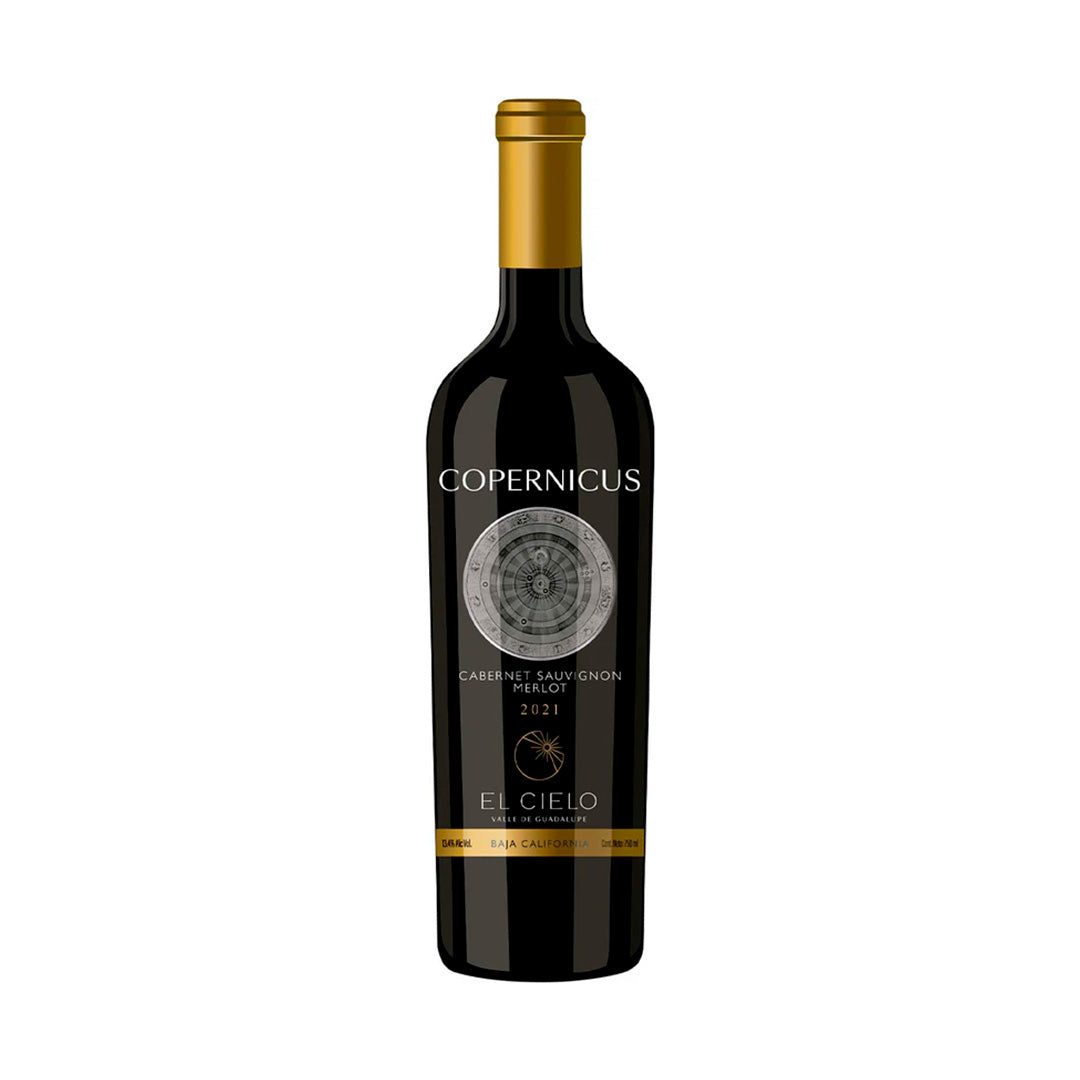 Copernicus Cabernet Merlot 750 ml es un vino tinto mexicano que combina la potencia del Cabernet Sauvignon con la suavidad del Merlot. Producido en el Valle de Guadalupe, Baja California, este blend presenta aromas a frutos rojos maduros, notas especiadas y ligeros toques de vainilla y cacao provenientes de su crianza en barrica.