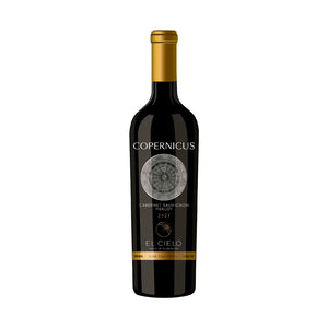 Copernicus Cabernet Merlot 750 ml es un vino tinto mexicano que combina la potencia del Cabernet Sauvignon con la suavidad del Merlot. Producido en el Valle de Guadalupe, Baja California, este blend presenta aromas a frutos rojos maduros, notas especiadas y ligeros toques de vainilla y cacao provenientes de su crianza en barrica.