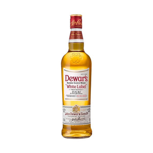 "Botella de Whisky Dewar's White Label 700 ml, una mezcla suave con notas de miel, frutas maduras y un toque de madera."