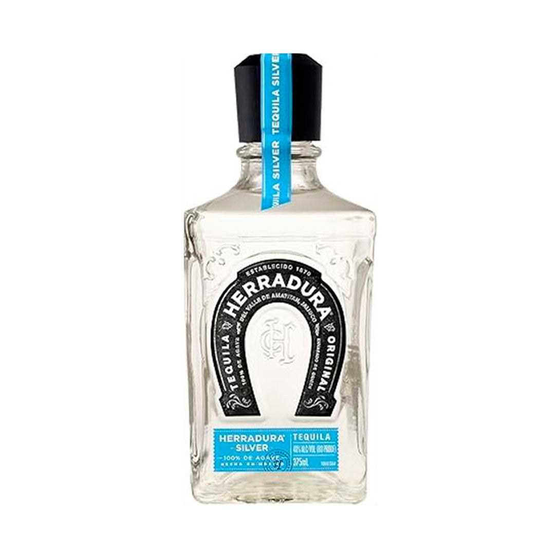 Botella de Tequila Herradura Plata 375 ml sobre fondo de madera rústica