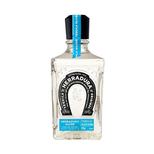 Botella de Tequila Herradura Plata 375 ml sobre fondo de madera rústica