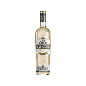 Botella de Tequila José Cuervo Tradicional Reposado 695 ml sobre fondo oscuro