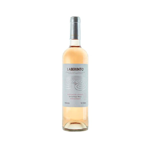 Botella de Vino Rosado Laberinto Rosado 750 ML con fondo elegante y detalles sofisticados.