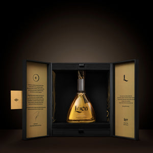 "Tequila Loco Áureo Añejo, un destilado premium mexicano en botella de 750 ml, ideal para regalo o disfrutar solo."