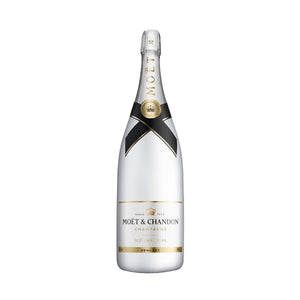 "Botella de Champagne Moët & Chandon Ice Impérial 3000 ml con copa, servida con hielo y frutas frescas. Disfrútala en ocasiones especiales."