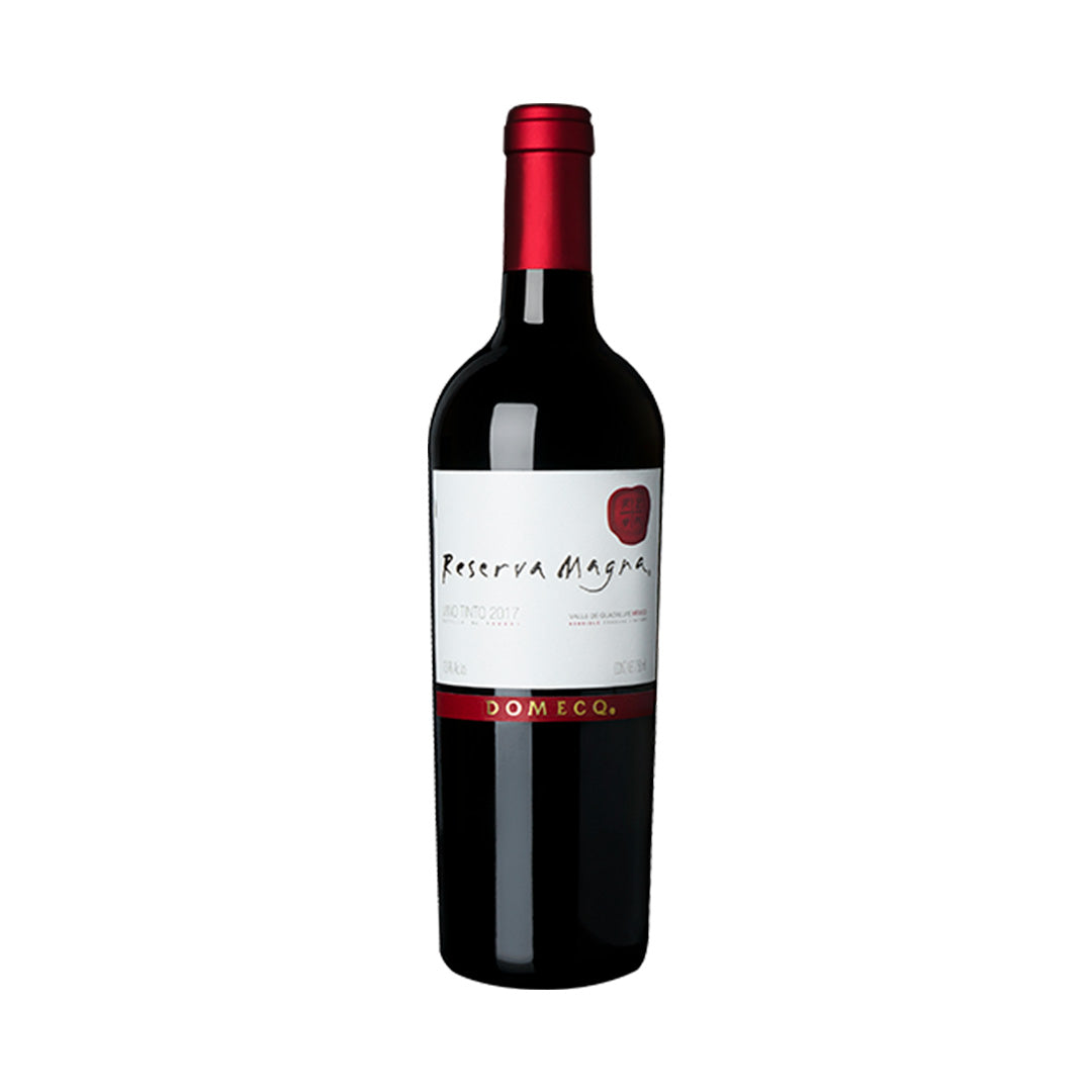l Vino Tinto Reserva Magna Tinto 750 ml es un vino mexicano de alta gama que destaca por su elegancia y complejidad. Producido con uvas seleccionadas y envejecido en barricas de roble, ofrece aromas intensos a frutas maduras, notas especiadas y un fondo de vainilla y cacao.