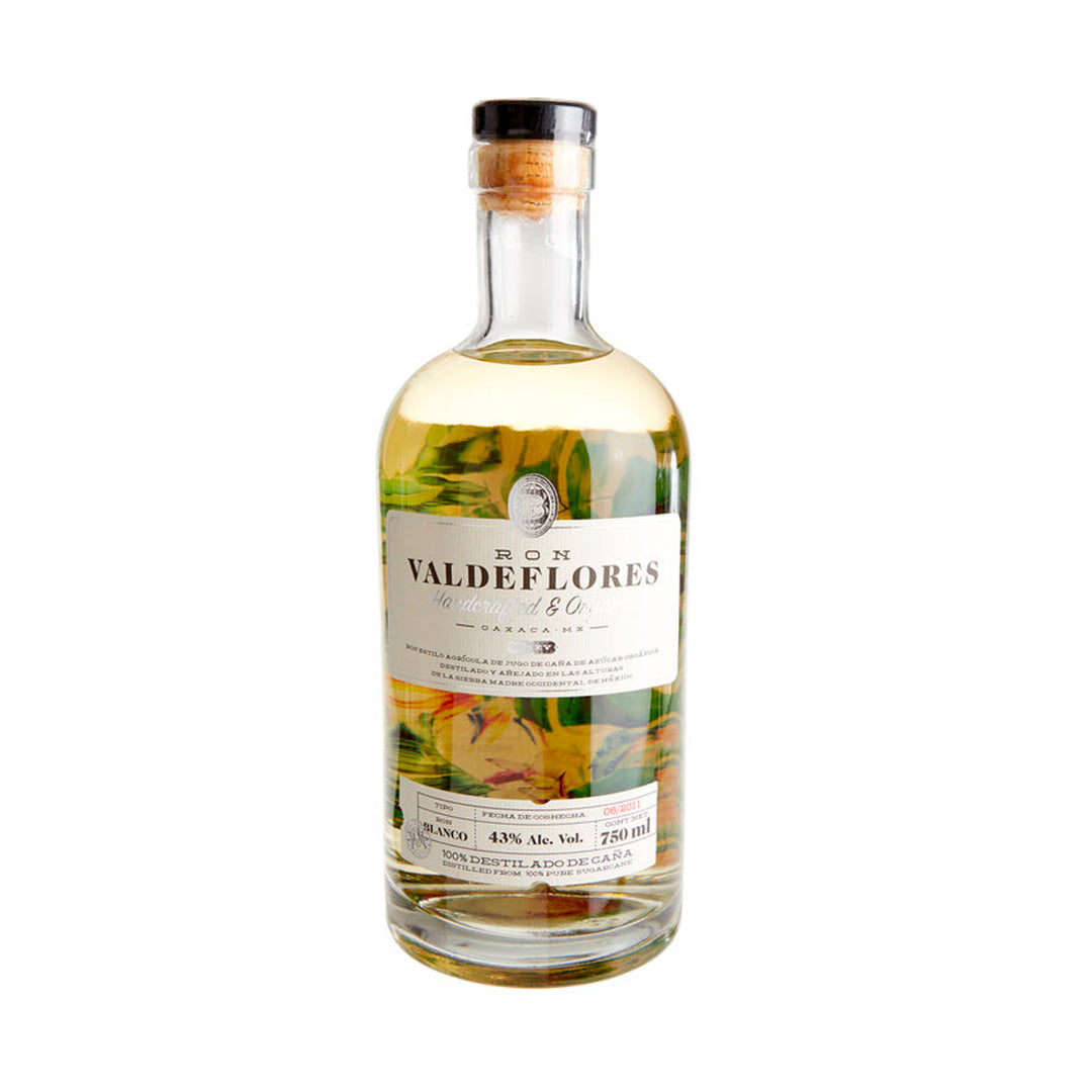 Botella de Ron Valdeflores Blanco 750 ml – Ron joven, cristalino y suave, ideal para preparar cocteles clásicos como mojitos o daiquiris.