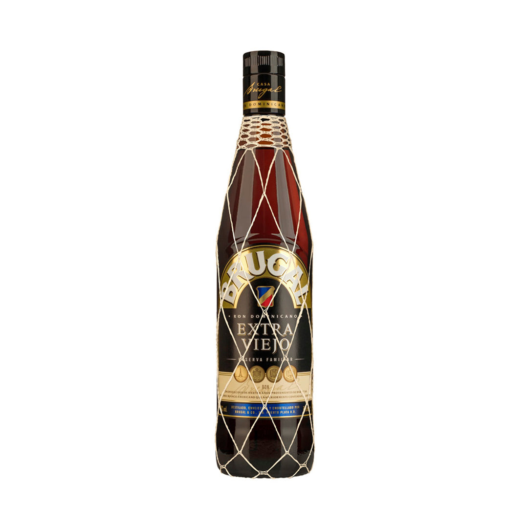 Botella de Ron Brugal Extra Viejo 700 ml – Ron dominicano añejado con notas de caramelo, vainilla y frutos secos.