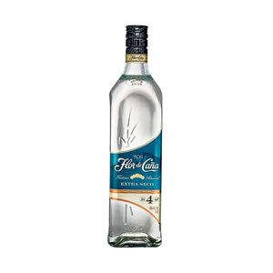Botella de Ron Flor de Caña Blanco Extra Dry 4 años 750 ml – Ron blanco nicaragüense, seco, suave y sin azúcar añadido."
