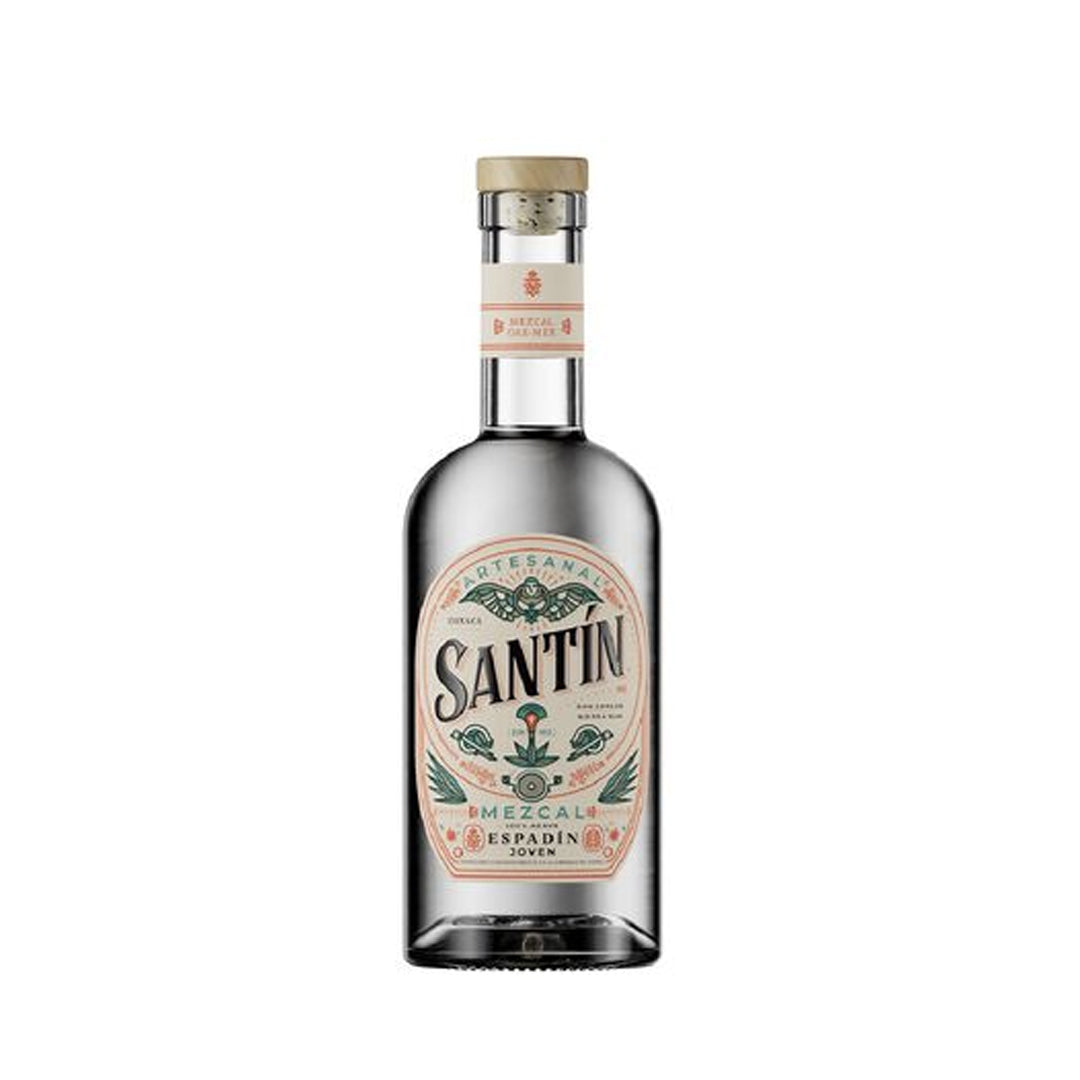 Botella de Mezcal Santín Espadín Joven 700 ML sobre fondo elegante, mostrando su diseño y autenticidad artesanal.