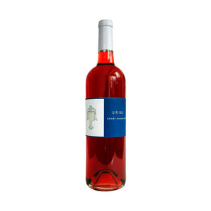 es un vino rosado seco de perfil fresco, elaborado artesanalmente en el Valle de Guadalupe con una mezcla de uvas tintas cuidadosamente seleccionadas. Presenta aromas delicados a frutos rojos, flores silvestres y notas cítricas.