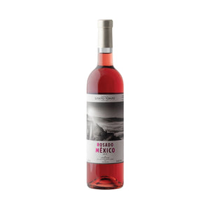 Es un vino rosado seco producido en Baja California por una de las vinícolas más históricas del país: Bodegas Santo Tomás.