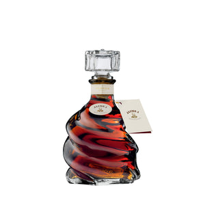 "Vista cercana de la botella de Brandy Torres Jaime 1RO, con su elegante diseño y color dorado."