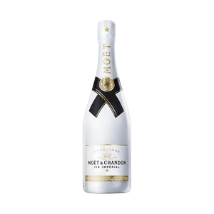 "Botella de Champagne Moët & Chandon Ice Impérial 750 ml con su icónica etiqueta blanca y dorada, diseñada para disfrutarse con hielo."