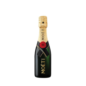 "Botella de Champagne Moët & Chandon Impérial 200 ml con copa servida, burbujas finas y un ambiente sofisticado. Ideal para celebraciones personales."