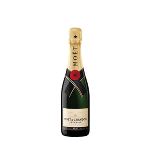 "Botella de Champagne Moët & Chandon Impérial 375 ml con copa servida, reflejando burbujas finas y un ambiente sofisticado. Ideal para celebraciones íntimas."

