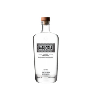 Botella de Ron La Gloria Añejo Cristalino 750 ml – Ron mexicano premium, filtrado para una pureza visual excepcional, con notas de madera y vainilla."