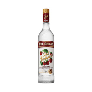 Botella de Vodka Stolichnaya Razberi 750 ml con diseño elegante y frambuesas frescas

