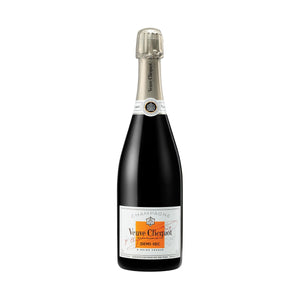 "Botella de Champagne Veuve Clicquot Demi-Sec 750 ml servida en copa, resaltando su vibrante color dorado y delicada efervescencia."

