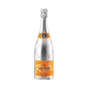 "Botella de Champagne Veuve Clicquot Rich 750 ml con su distintiva etiqueta plateada y dorada, diseñada para la mixología y cócteles exclusivos."