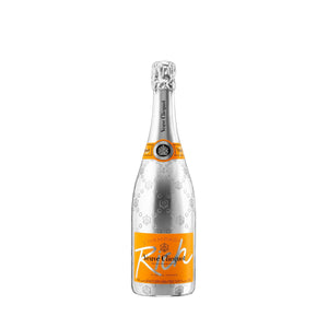 "Botella de Veuve Clicquot Rich 200 ml servida en copa con hielo y cítricos. Champagne ideal para cócteles refrescantes."